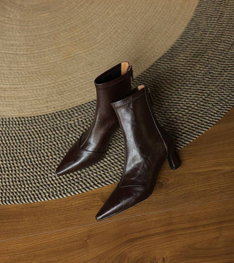 Fulvia | Minimal leather ankle boots with a mid heel