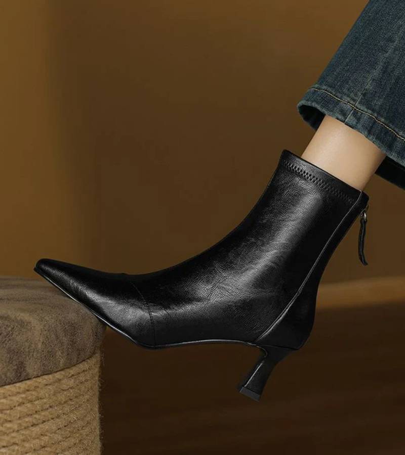 Fulvia | Minimal leather ankle boots with a mid heel