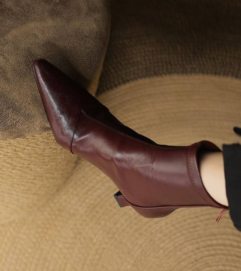 Fulvia | Minimal leather ankle boots with a mid heel