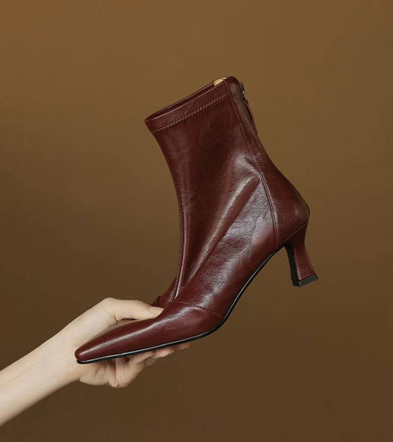 Fulvia | Minimal leather ankle boots with a mid heel