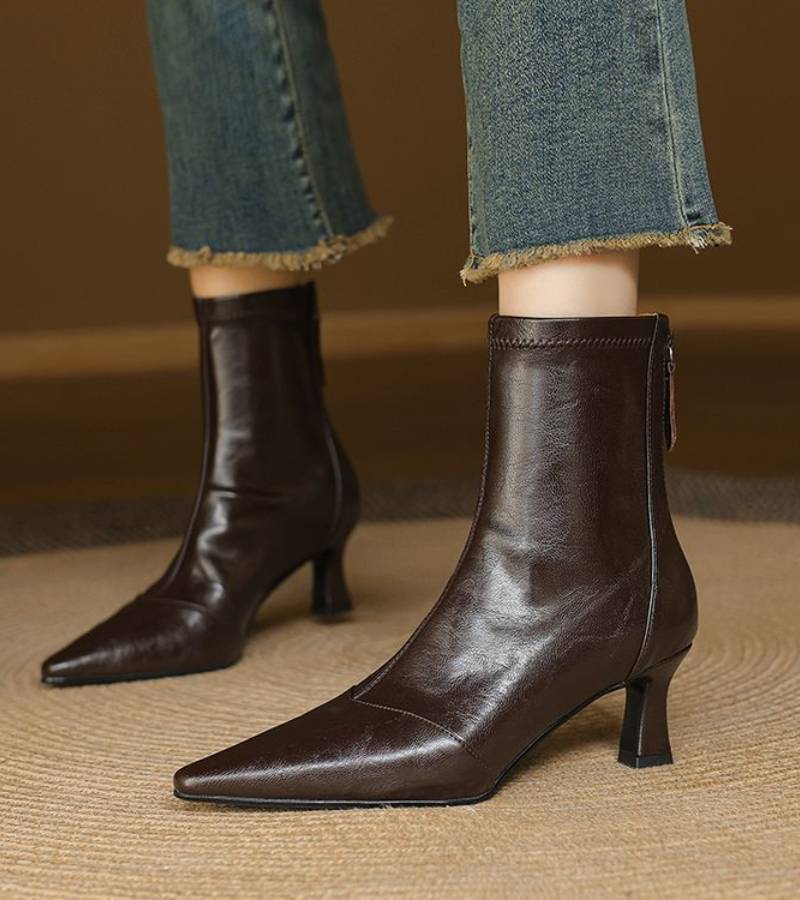 Fulvia | Minimal leather ankle boots with a mid heel